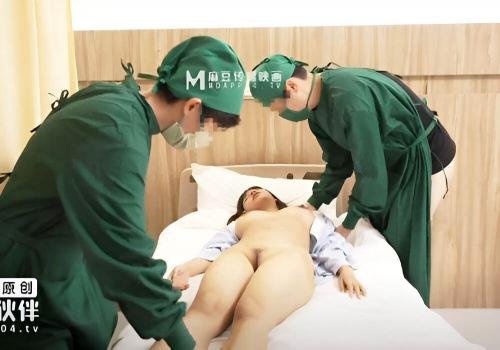 Hai bác sĩ gây mê thay phiên đụ em teen không ngừng